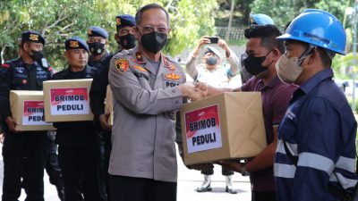 Polda Kaltim Bagikan 1500 Paket Sembako kepada Masyarakat