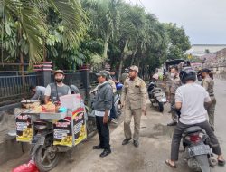 Sudah Ditegur Tak Digubris, Petugas Satpol PP Lakukan Penertiban PKL
