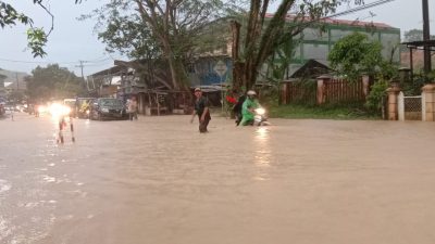 Jalan Poros Sambo Terendam Banjir, Puluhan Kendaraan Mogok