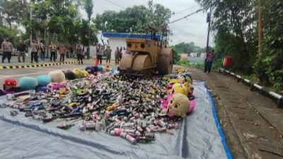 Andi Harun Pimpin Pemusnahan Ribuan Botol Miras dan 21 Kostum Badut