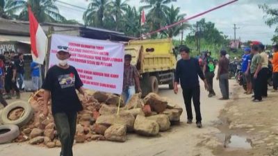 Tutup Jalur Utama Logistik di Palaran, Warga Tuntut Haknya Dipenuhi