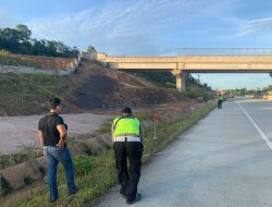 Alami Pecah Ban Dan Terperosok Ke Parit Di Tol Balsam, Nenek Dan Cucunya Meninggal