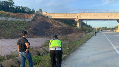 Alami Pecah Ban Dan Terperosok Ke Parit Di Tol Balsam, Nenek Dan Cucunya Meninggal