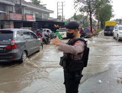 Diguyur Hujan Lebat Sejam, Lalu Lintas Kendaraan Di Jalan DI Panjaitan Jadi Macet