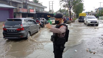 Diguyur Hujan Lebat Sejam, Lalu Lintas Kendaraan Di Jalan DI Panjaitan Jadi Macet