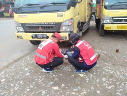 Gara-gara Ngantre Solar Dua Hari, Sopir Truk Terbaring Lemas Di Depan Kendaraannya