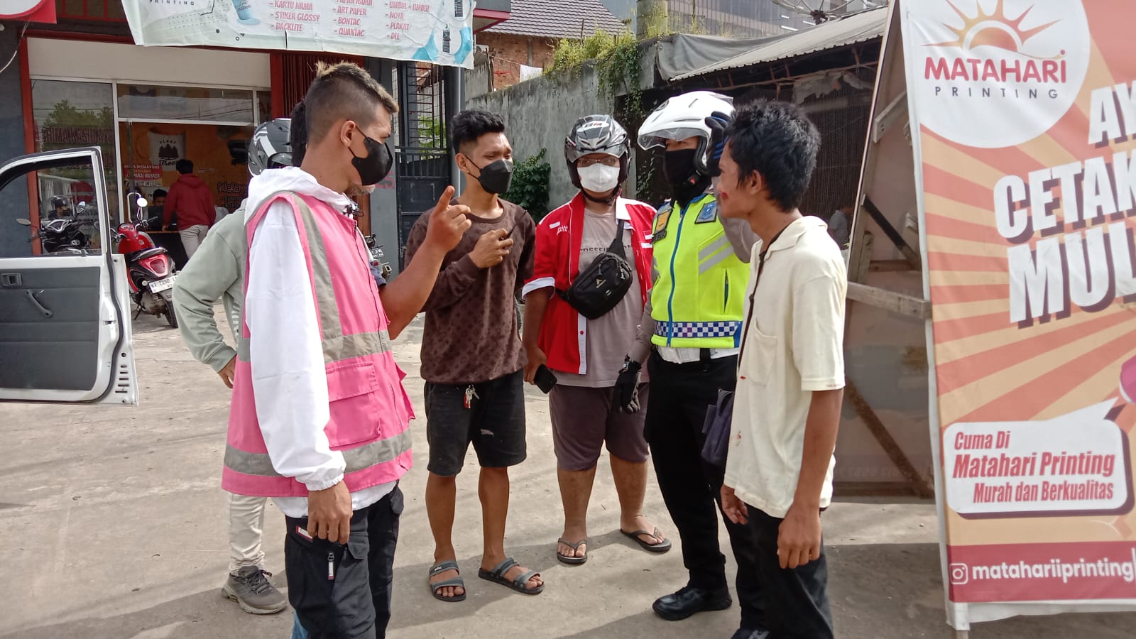 Korban saat dimintai keterangan oleh anggota Satlantas Polresta Samarinda terkait kronologi kejadian menabrak truk, Jumat (4/11/2022). Foto by dicky