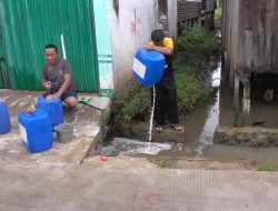 Sudah Empat Hari Air PDAM Ngadat, Warga Terpaksa Gunakan Air Parit