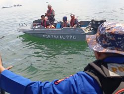 Tim Gabungan Polairud dan Basarnas Evakuasi Perahu Pemancing Yang Tenggelam