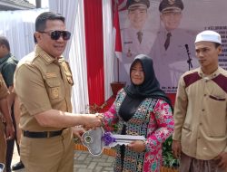 Andi Harun Serahkan Bantuan Probebaya Ke Masyarakat Sambutan