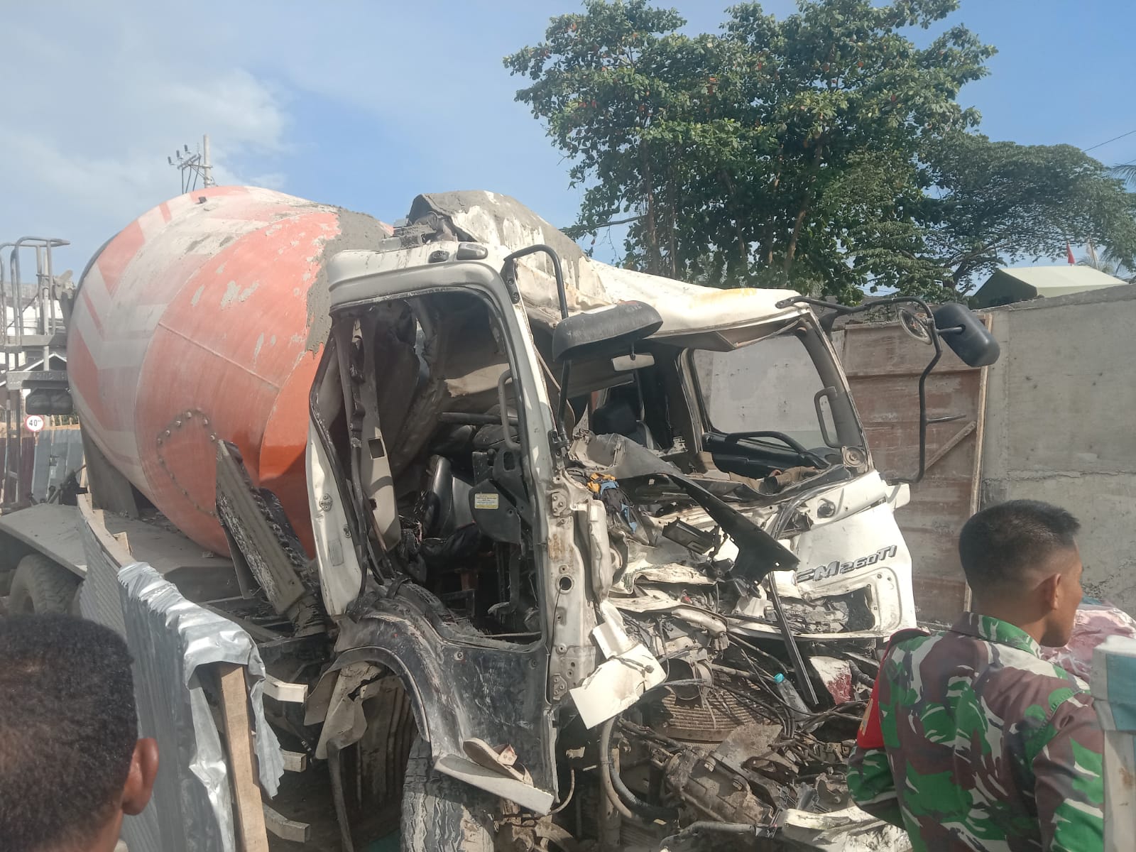 Kecelakaan maut di kawasan perempatan Muara Rapak, Selasa (27/122022), dan sopir truk meninggal dunia. (foto by man)