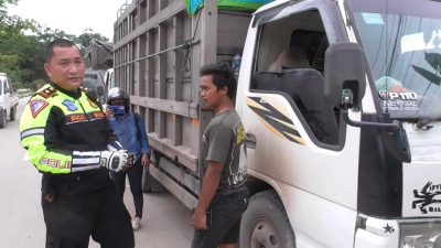 Satlantas Polresta Samarinda Ikut Tertibkan Parkiran Truk di Bahu Jalan