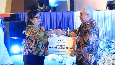 Rangkaian HUT Pemprov Kaltim Ke-66, Gubernur Serahkan Penghargaan Partisipasi Program Prioritas Rumah Layak Huni Ke Perusahaan
