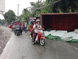 Sopir Pilih Banting Stir Kanan Sampai Mobil Rebah Hindari Tabrak Kendaraan di Belakangnya