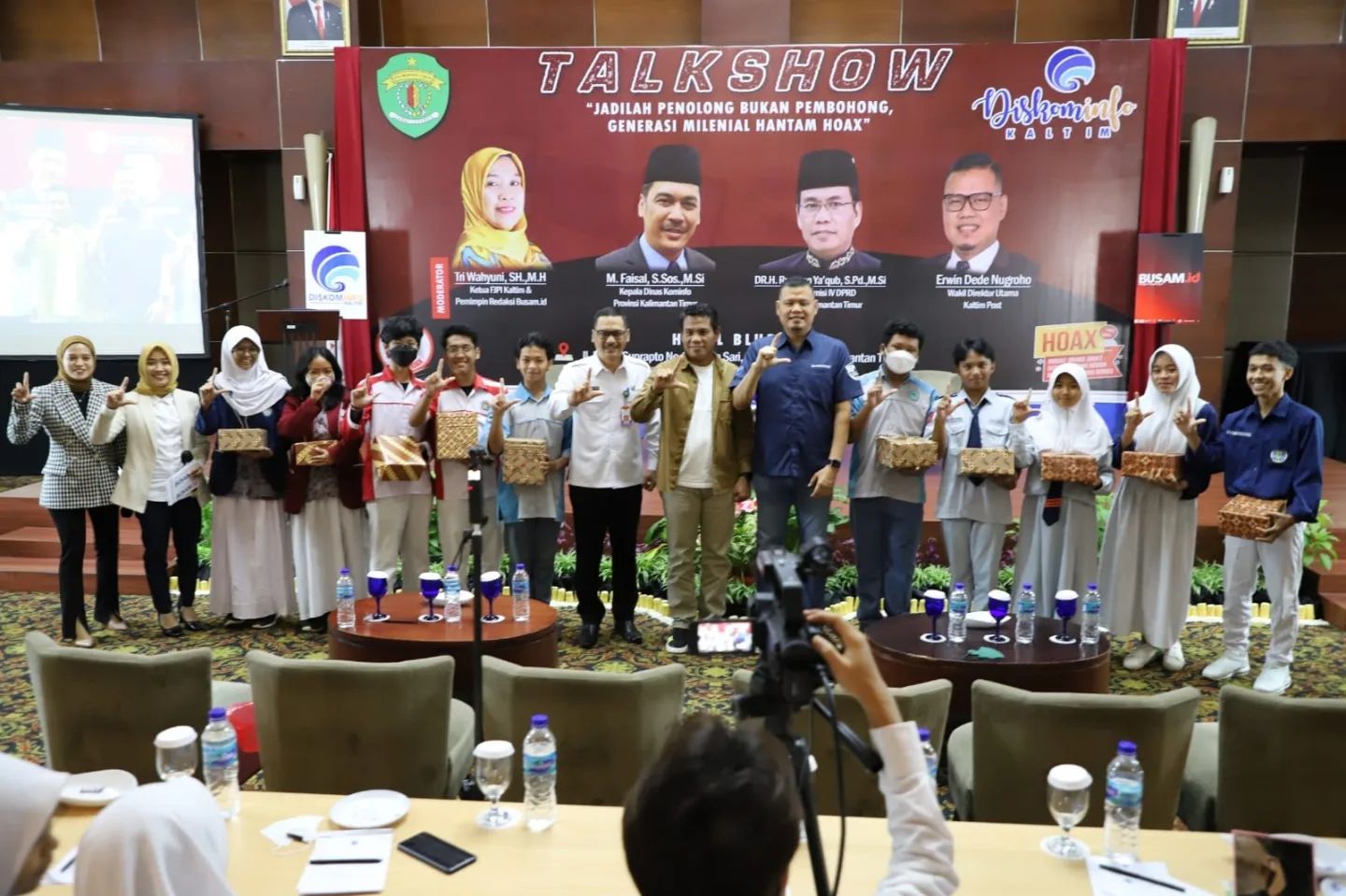Foto bersama saat penyerahan rewards kepada peserta yang berhasil laksanakan tanya jawab. Ft by Dok. Busam.ID