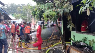 Tinggalkan Kompor Hidup Saat Jemput Suami, Bangsalan 6 Pintu Terbakar