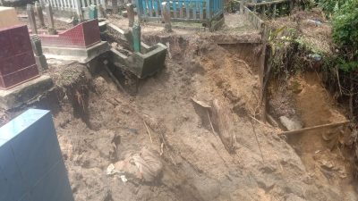 Hujan Deras, Tanah Pemakaman di Balikpapan Longsor