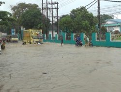 Curah Hujan Tinggi, Jalan Tengkawang Tergenang Banjir Selutut Orang Dewasa