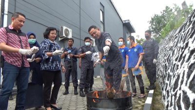 Tangkap Dua Pemakai Ganja Lalu Gercap Cokok Penjualnya