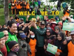 Warga Bontang Arak Keliling Piala Adipura Kencana 2022