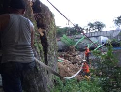 Pondasi Rumah Setinggi 6 Meter Runtuh Menimpa Bangunan di Depannya