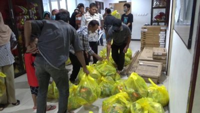 YBM Distribusikan 160 Paket Sembako PLN UP3 Samarinda