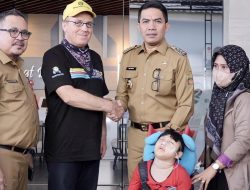 Pemkot Kerjasama dengan Yayasan Australia Bagikan 170 Kursi Roda untuk Penyandang Disabilitas