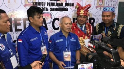 Tarian dan Baju Adat Daerah Hiasi Proses Penyerahan Berkas Bacaleg Partai Demokrat Samarinda di KPU