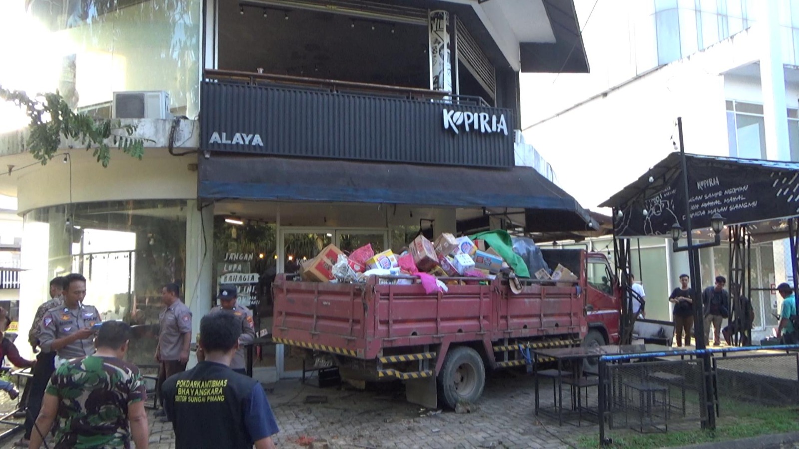 Hendak Bongkar Muatan, Truk Terjun Bebas Tanpa Sopir Tabrak Kendaraan