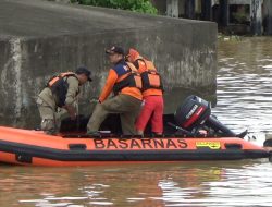 Regu Penyelam Basarnas Temukan Korban Nyebur ke Sungai di Dasar Mahakam