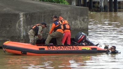 Regu Penyelam Basarnas Temukan Korban Nyebur ke Sungai di Dasar Mahakam