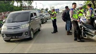 Lintasi Jalur Mobil di Jembatan Mahakam IV, 30 Pemotor Ditilang