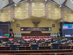 Sri Hadiri Pandangan Umum Fraksi-Fraksi Dalam Paripurna ke-19