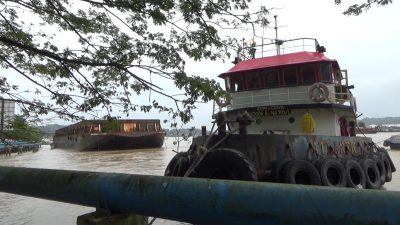 Kapal Tongkang Terseret Arus Sungai Hingga Membentur Pipa PDAM di Jl Gajah Mada