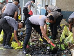 Tingkatkan Kesadaran Lingkungan, Polda Kaltim Gelar Pembersihan Sampah di Pasar dan Pantai