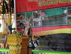 Sri Juniarsih Hadiri Pesta Adat Uman Undad Berau