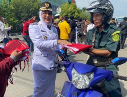 Sri Bagikan Bendera Merah Putih ke Masyarakat Usai Jadi Irup