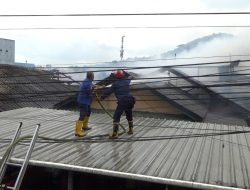 Kebakaran Diduga Akibat Korsleting, 2 Bangunan Rata Tanah dan 1 Warga Tersengat Listrik
