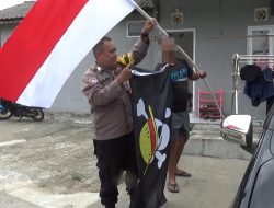 Bhabinkamtibmas Mugirejo Turunkan Bendera Gambar Tengkorak
