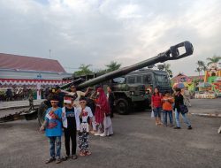 Masyarakat Umum Dipersilahkan Melihat dan Mencoba Langsung Senjata