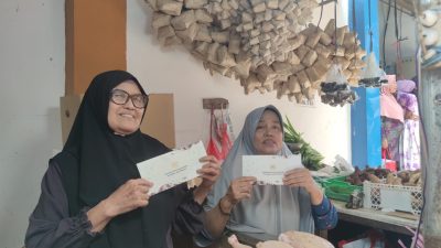 Di Pasar Merdeka Jokowi Bagi 600 Bingkisan, Kaos Juga Amplop Rp1,2 Juta