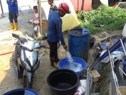 PDAM Tak Ngalir 10 Hari, Disdamkar Suplai Air Bersih ke Sempaja Utara