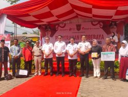 AH Serahkan Bantuan Probebaya di Samarinda Seberang