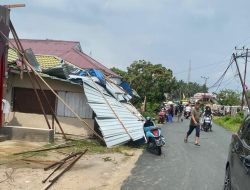 BPBD Kukar Tangani Rumah dan Warung Warga Terdampak Angin Puting Beliung