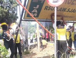 DPUPR Samarinda Bongkar 2 Tiang Reklame di Sekitar Taman PMI RSUD AWS