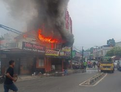 BPBD Balikpapan Kerahkan 12 Unit Damkar Padamkan Kebakaran di Toko Kue