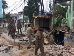 Satpol PP Samarinda Bongkar Bangunan Liar di Jalan M Yamin