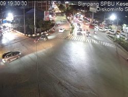 Antrean Panjang Kendaraan Isi Pertalite di Samarinda Padati Jalur ke SPBU