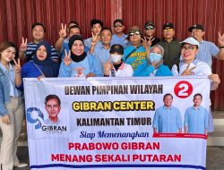 Relawan Gibran Center Kaltim Bagikan Kaos dan Makanan