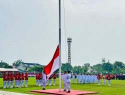 Upacara HUT ke-80 RI di Bontang Berlangsung Khidmat Meski Diguyuran Hujan